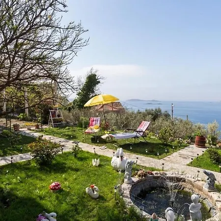 Vidovic - Studio With Patio And Sea View * مْليني